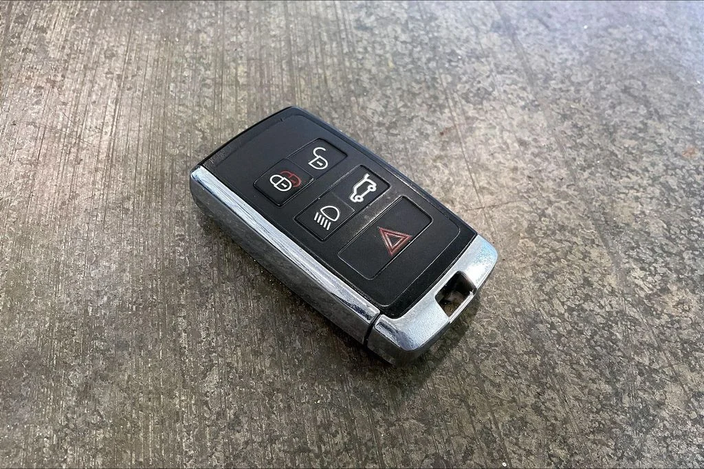 Used 2020  Land Rover SE image 11
