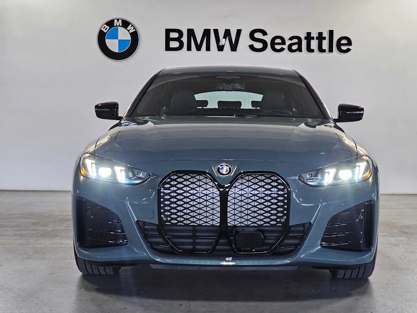 New 2026 Cape York Green Metallic BMW xDrive40 image 6