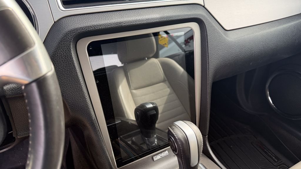 Used 2014 White Ford V6 Premium image 4
