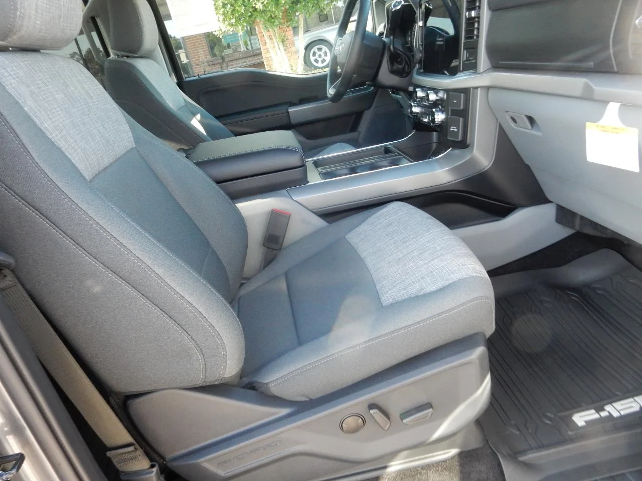New 2022 Gray Ford XLT 4WD SUPERCREW 5.5 ft BO image 20