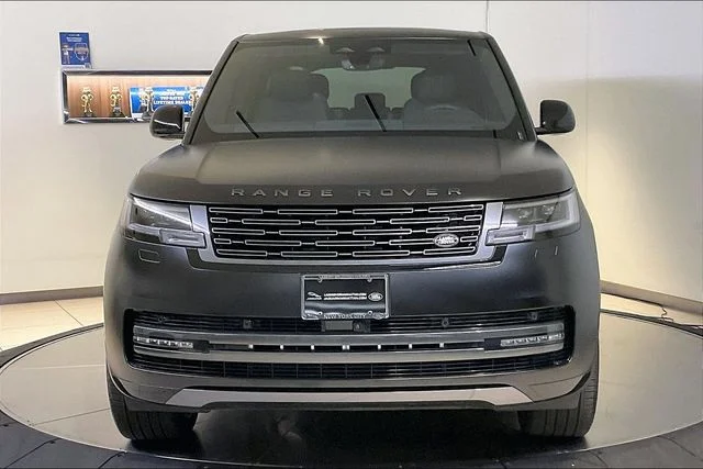 Used 2026 Obsidian Black SV Bespoke Ultra Metallic Satin Land Rover SE image 2