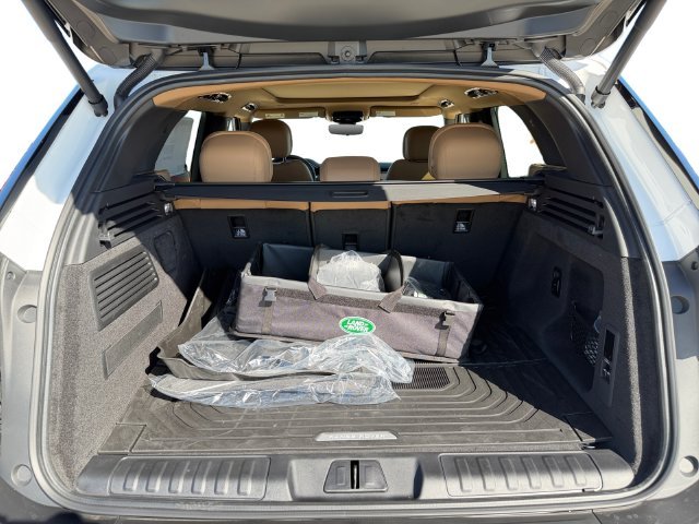 New 2027 Ostuni Pearl White Land Rover SE image 18