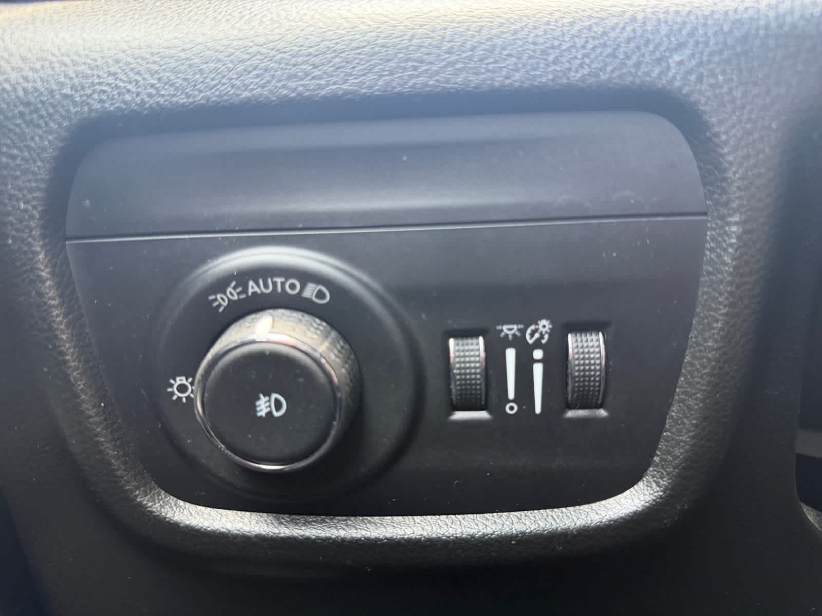 Used 2024 Diamond Black Crystal Pearl Jeep Limited image 22