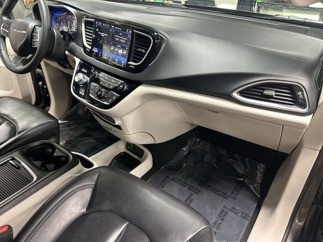 Used 2023 Granite Crystal Metallic Clearcoat Chrysler Touring L image 28