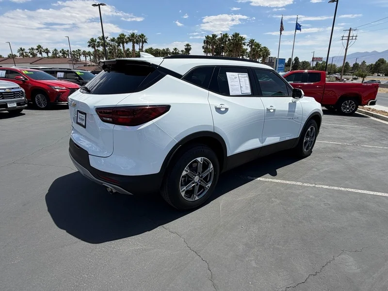 Used 2024 Summit White Chevrolet 2LT image 3