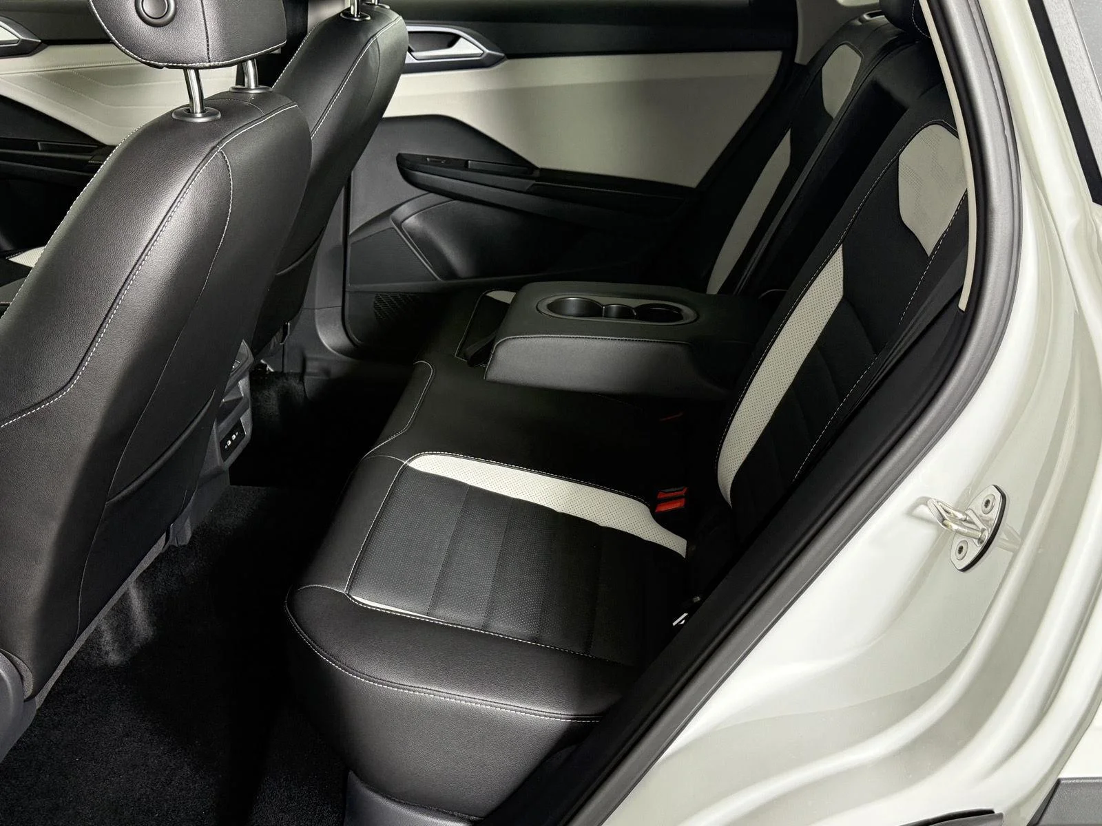 New 2027 Pure White Volkswagen SEL image 21