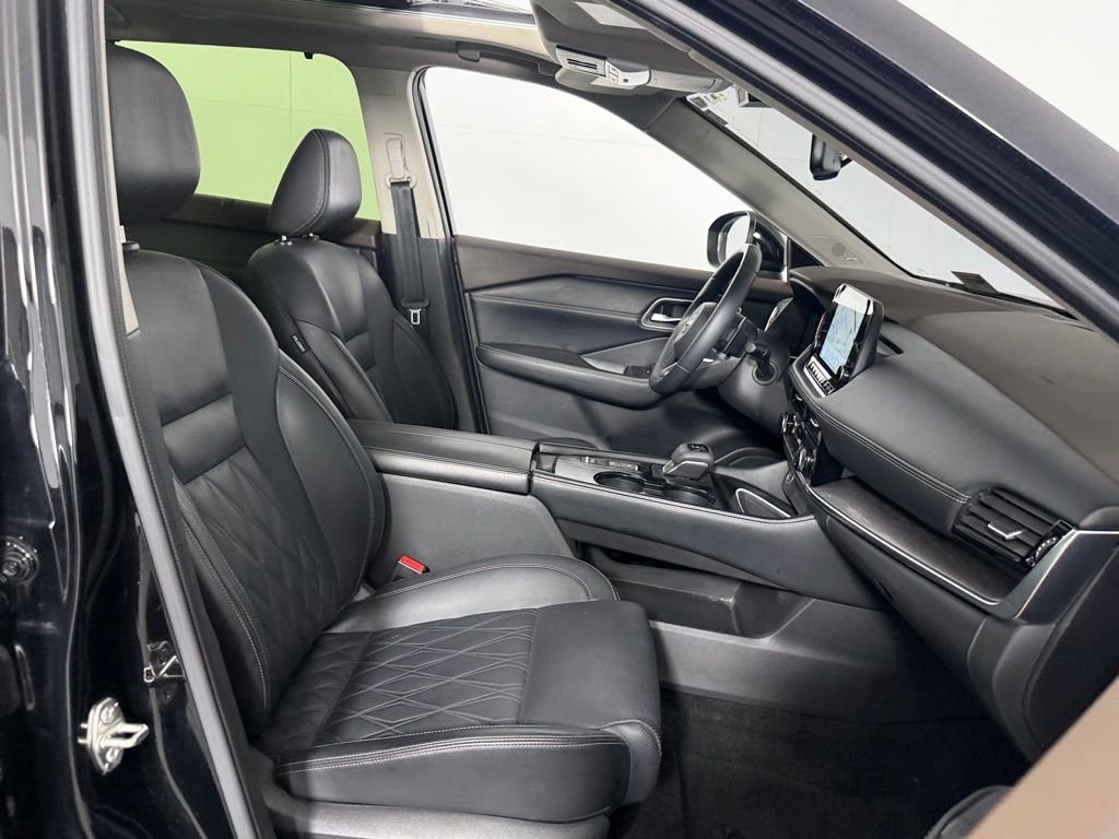 Used 2023 Black Nissan Platinum image 32