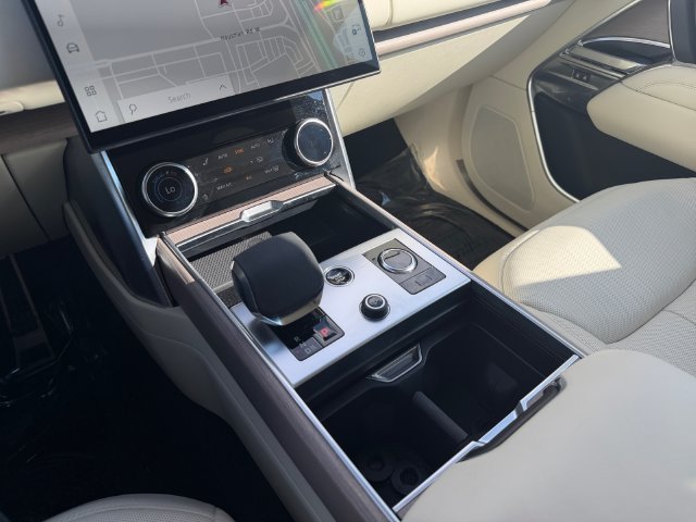 Used 2023 White Land Rover SE image 25