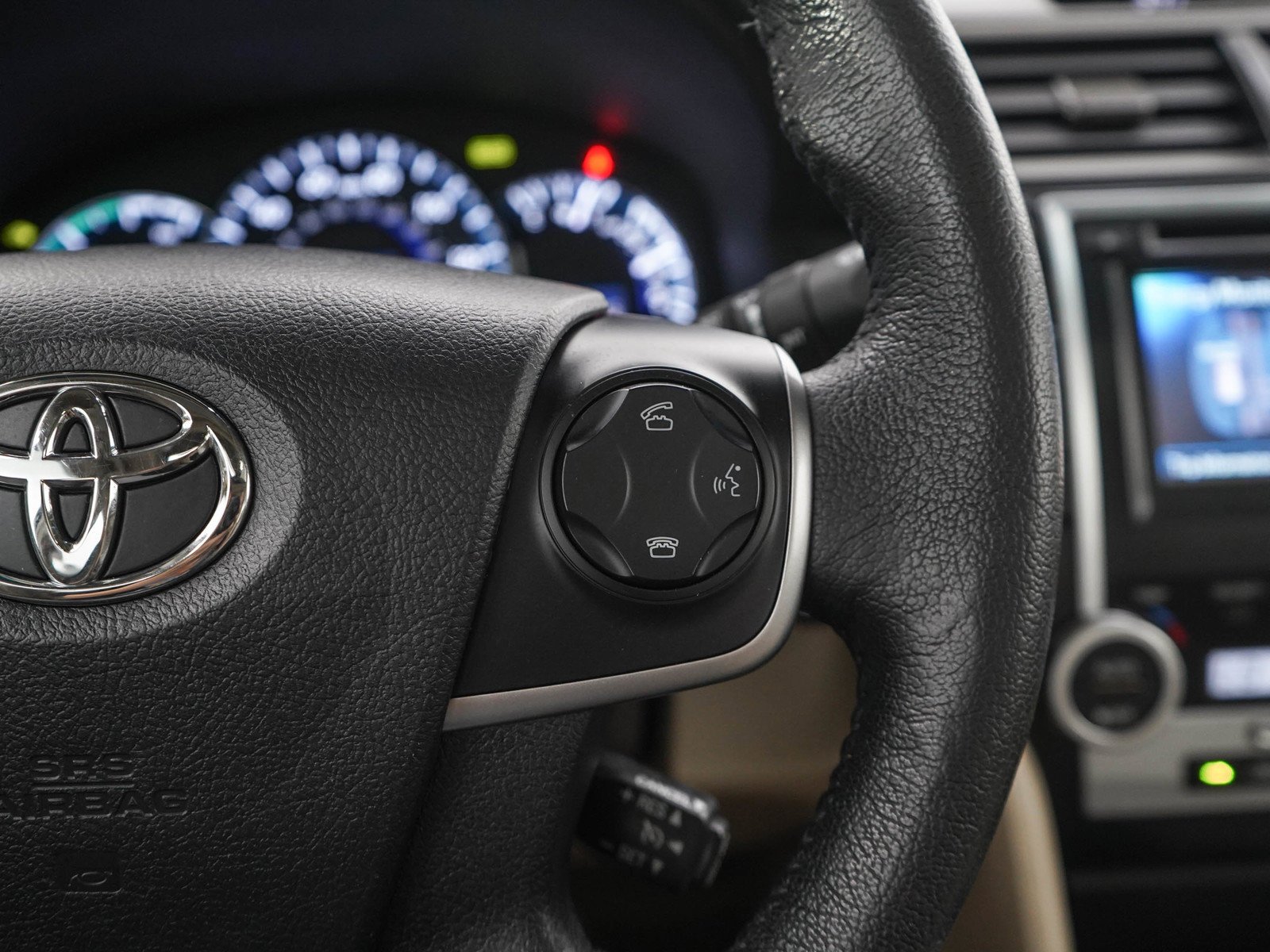 Used 2014 Creme Brulee Mica Toyota 4dr Sdn XLE (Natl) *Ltd Avail* image 25