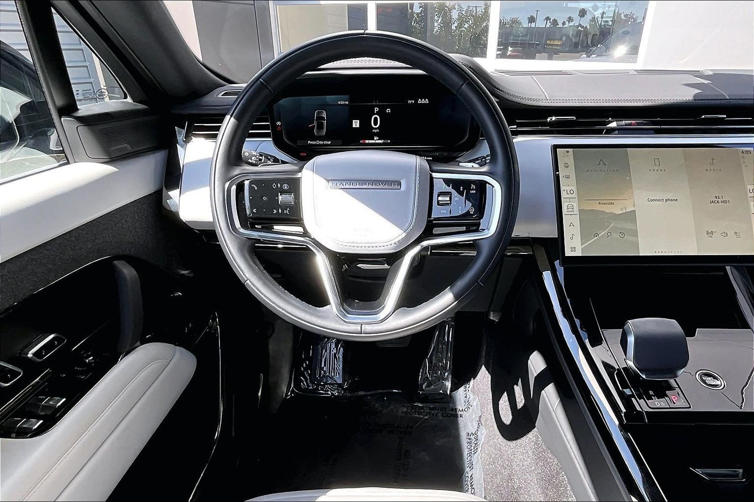Used 2025 White Land Rover SE image 5