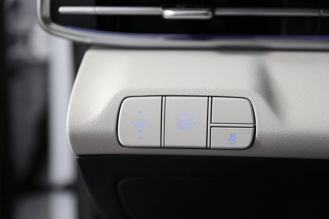 2025 Hyundai Elantra Limited - Photo 11
