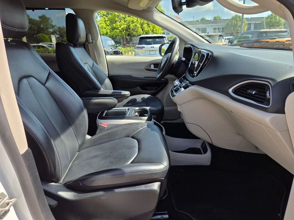 Used 2023 White Chrysler Touring L image 19