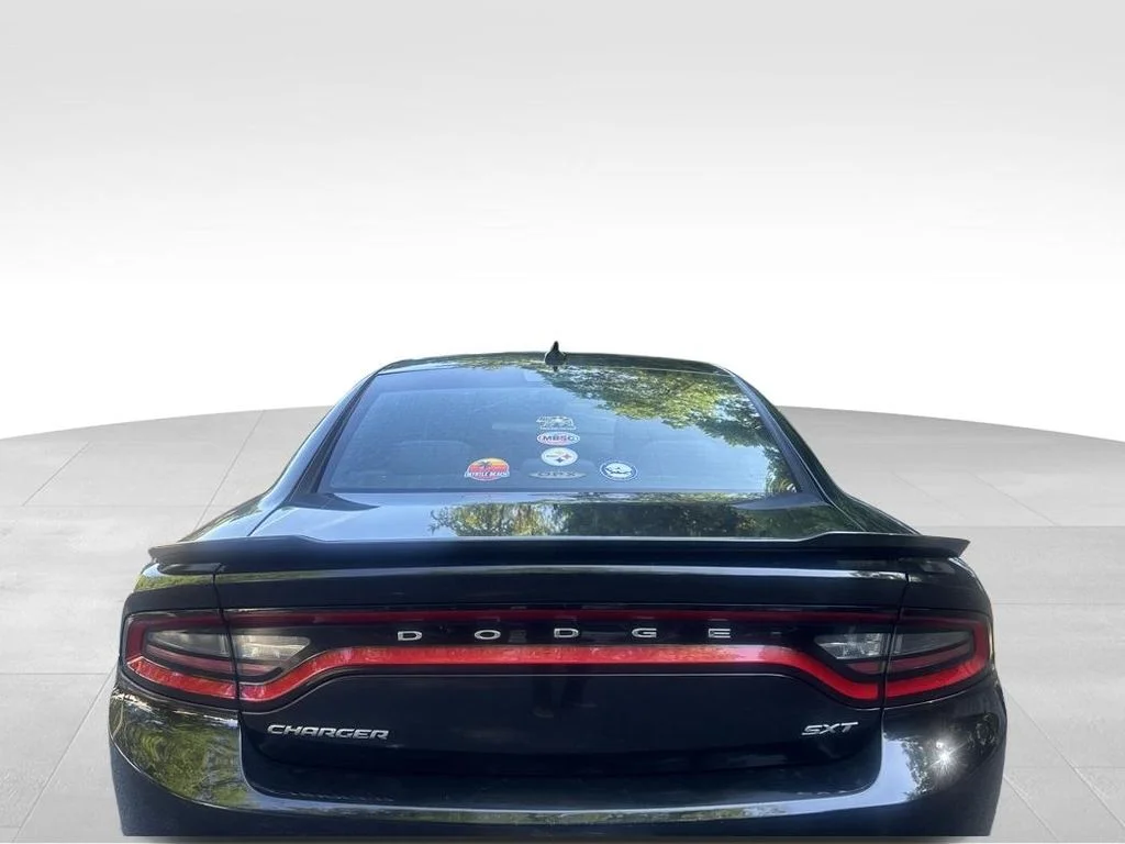 Used 2016 Black Dodge SXT image 5
