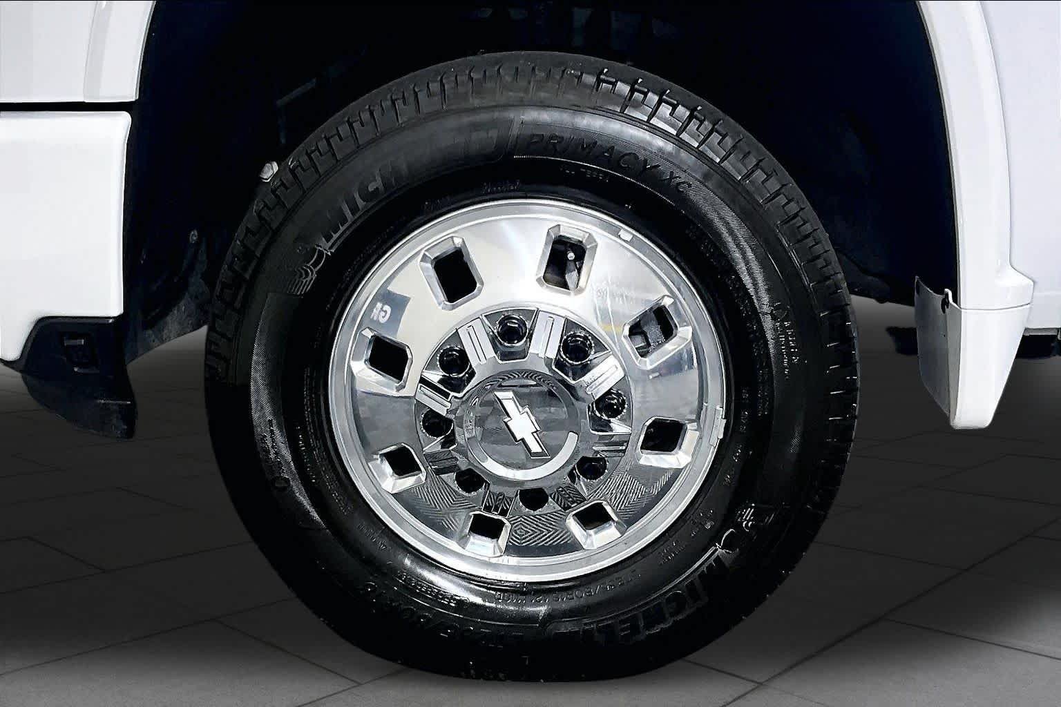 Used 2026 Summit White Chevrolet High Country image 10