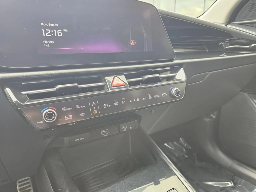 Used 2023  Kia Wave image 29