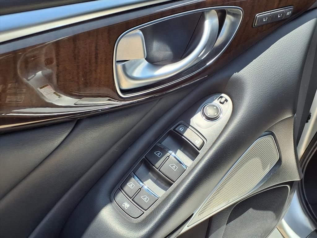 Used 2018 Silver INFINITI 3.0t LUXE image 16