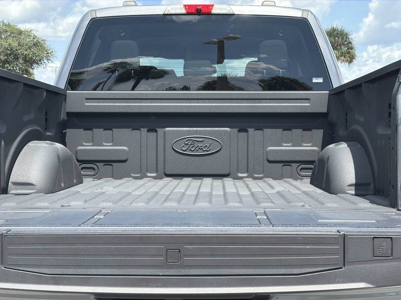 Used 2025 Gray Metallic Ford XLT image 8