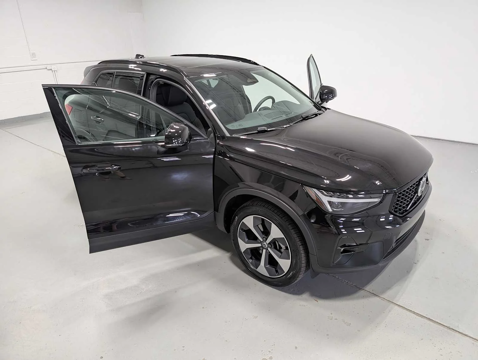 Used 2026 Onyx Black Volvo Plus image 16