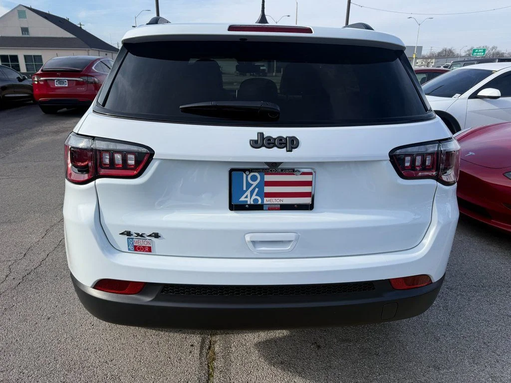 New 2026 White Jeep Latitude image 10