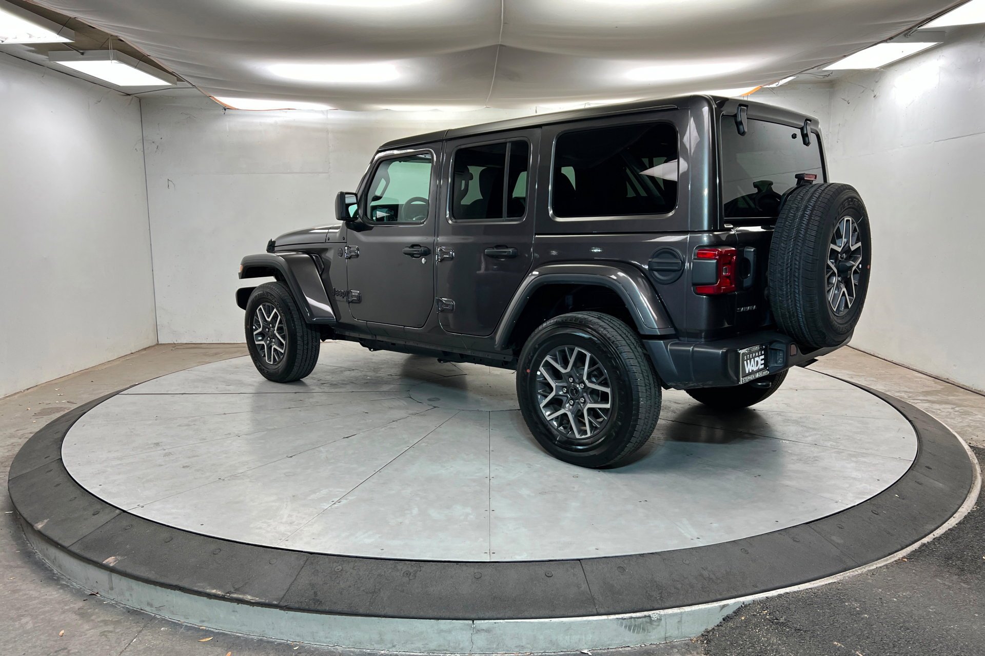 Used 2025 Granite Crystal Metallic Clearcoat Jeep Sahara image 3