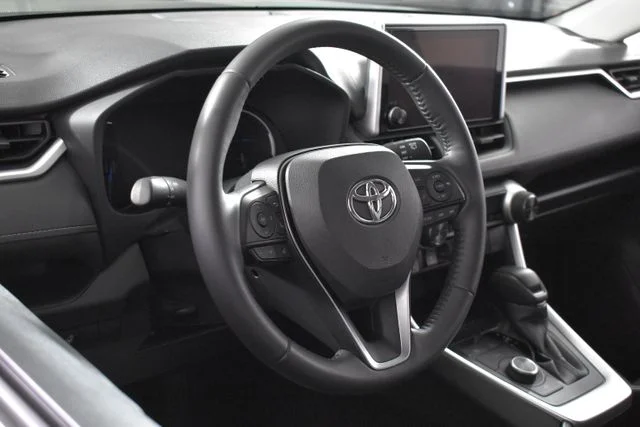 Used 2023  Toyota XLE image 21