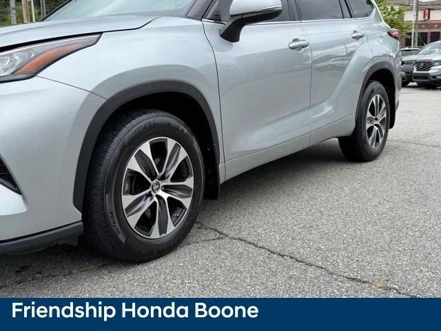 Used 2020 Silver Toyota XLE image 9