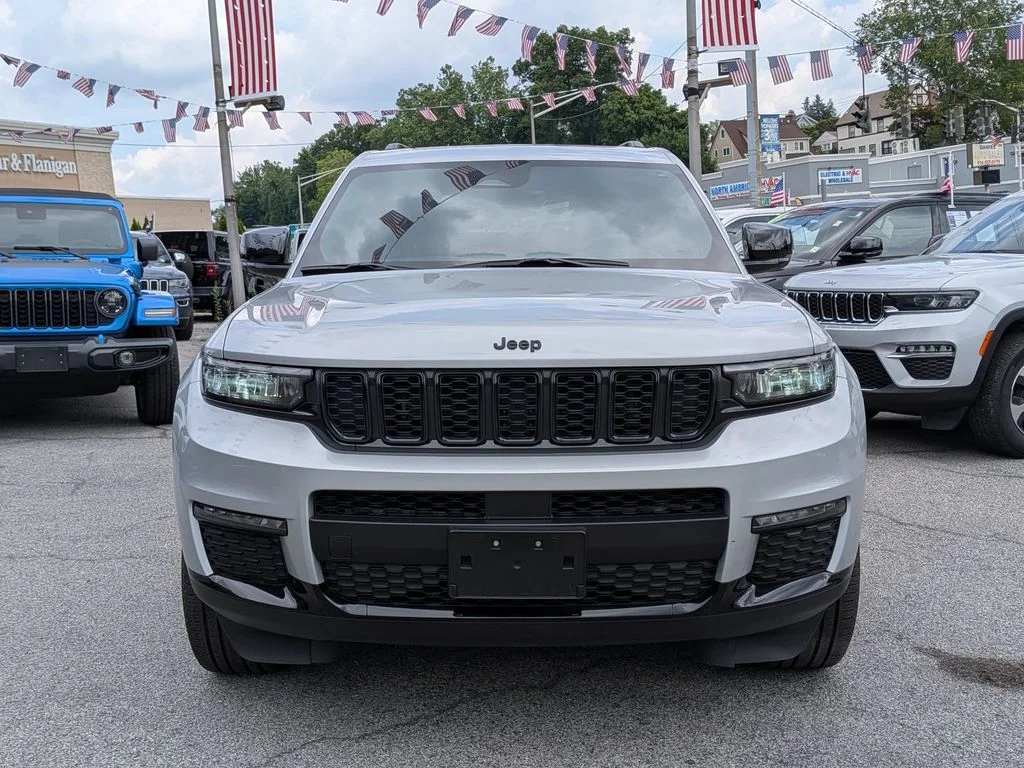 Used 2025 Silver Jeep Limited image 3