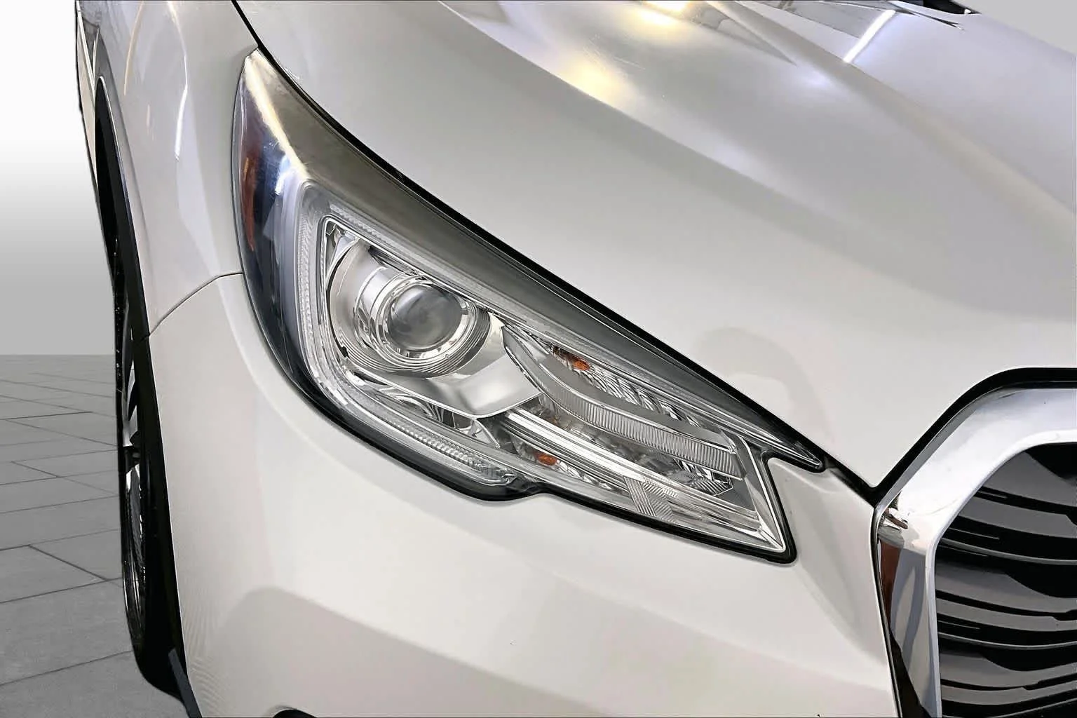 Used 2019 Crystal White Pearl Subaru Limited image 27