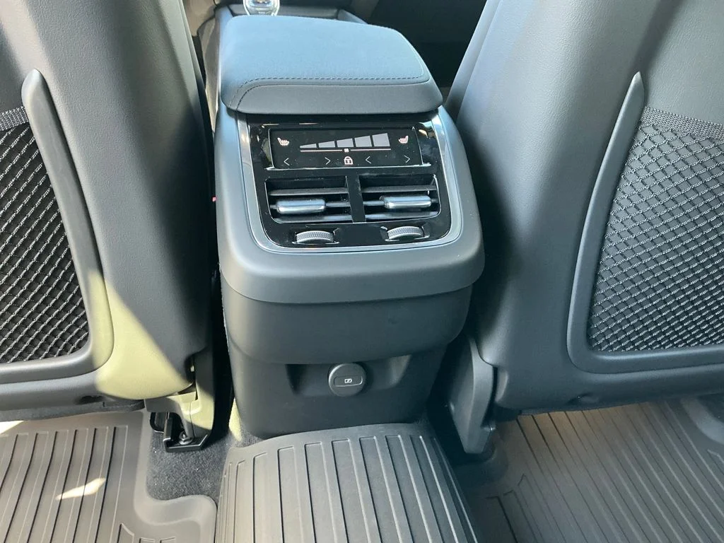 2026 Volvo XC60 Ultra - Photo 13
