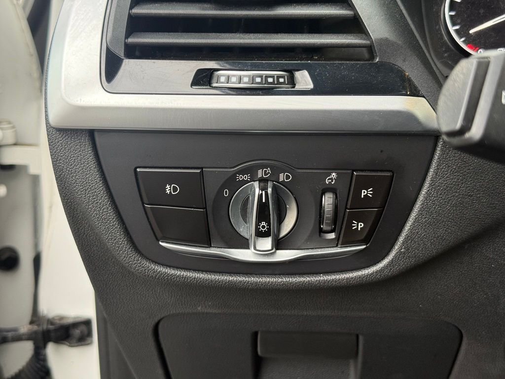 Used 2018 Alpine White BMW xDrive30i image 14