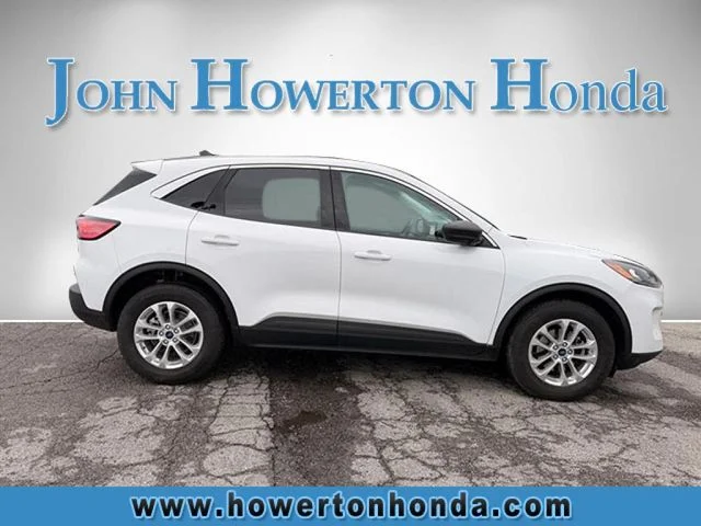 Used 2022 White Ford SE image 3
