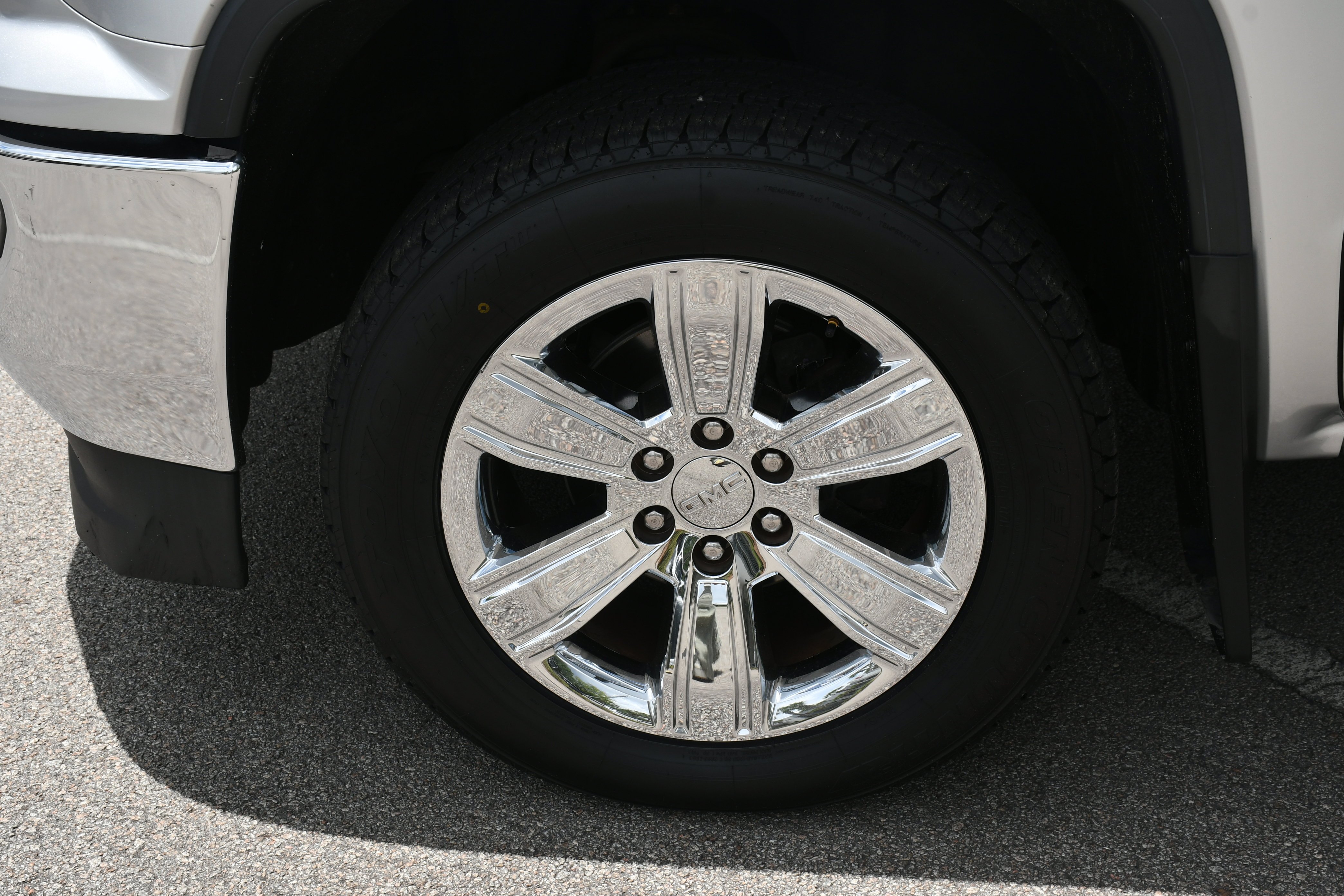 Used 2017 Silver GMC SLT image 22