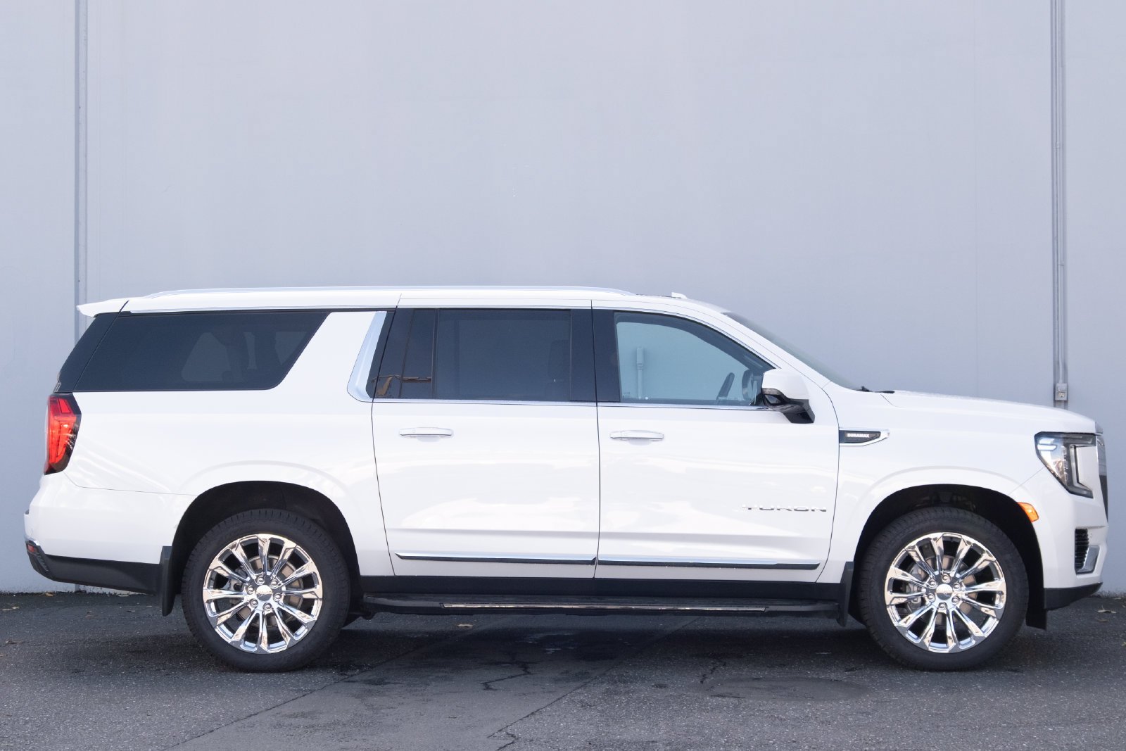 Used 2024 White Frost Tricoat GMC SLT image 30