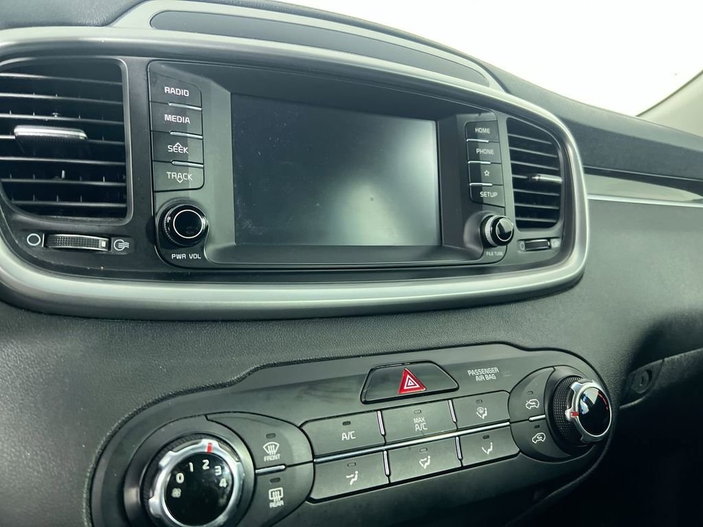 Used 2019 White Kia LX image 24