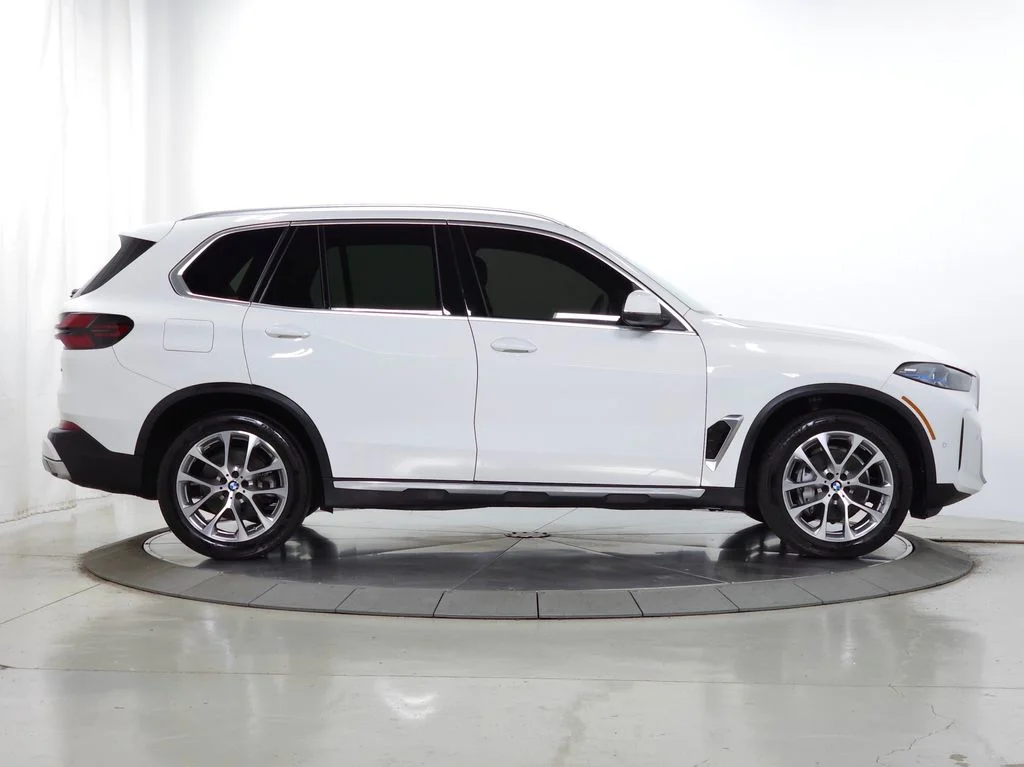 Used 2025 White BMW xDrive40i image 10