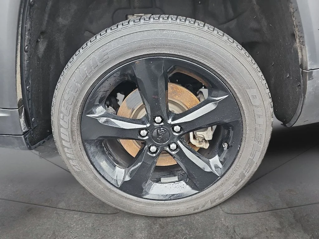 Used 2023 Gray Jeep Altitude image 35