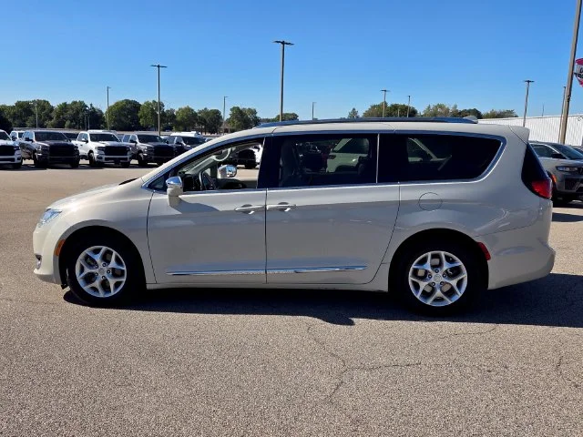 Used 2020 White Chrysler Limited image 4