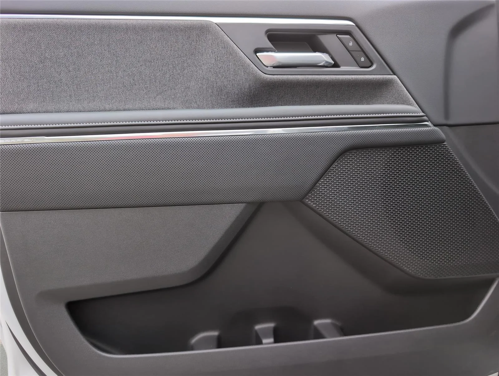 New 2026 Summit White GMC Elevation Standard Range image 18