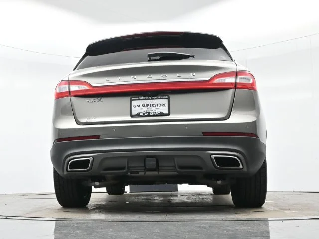 Used 2016 Luxe Metallic Lincoln Reserve image 31