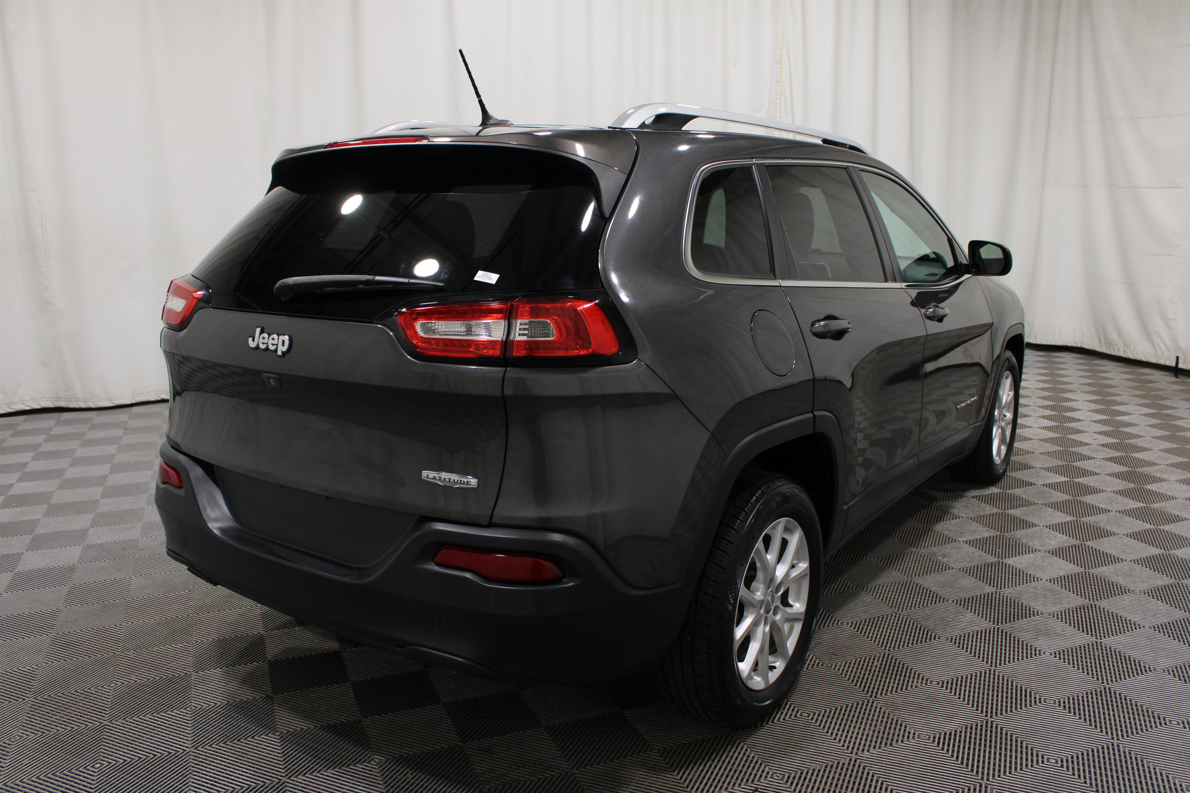 Used 2015 Granite Crystal Metallic Clearcoat Jeep Latitude image 27