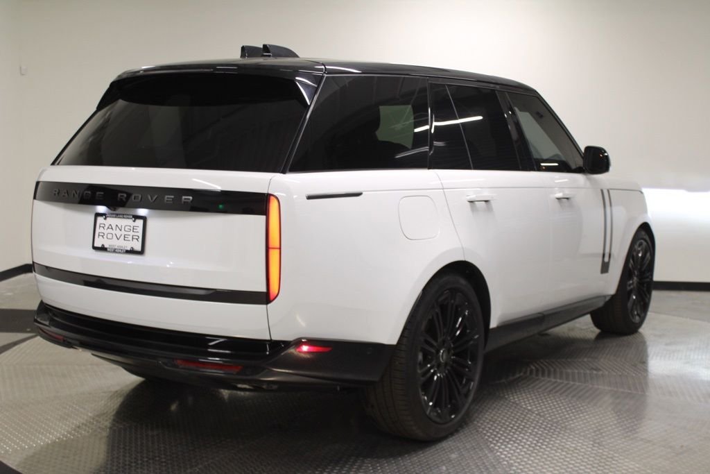 Used 2025 White Land Rover SE image 7