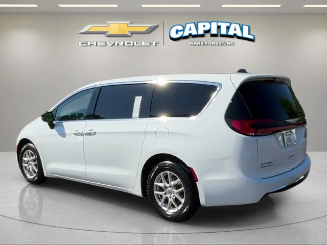 Used 2025 White Chrysler Select image 3
