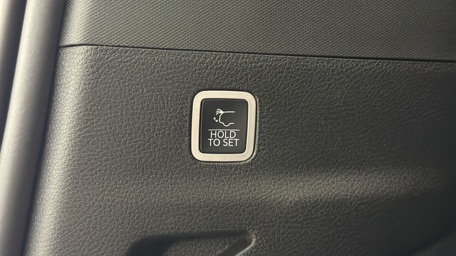 Used 2023 Diamond Black Crystal Pearlcoat Jeep Series III image 29
