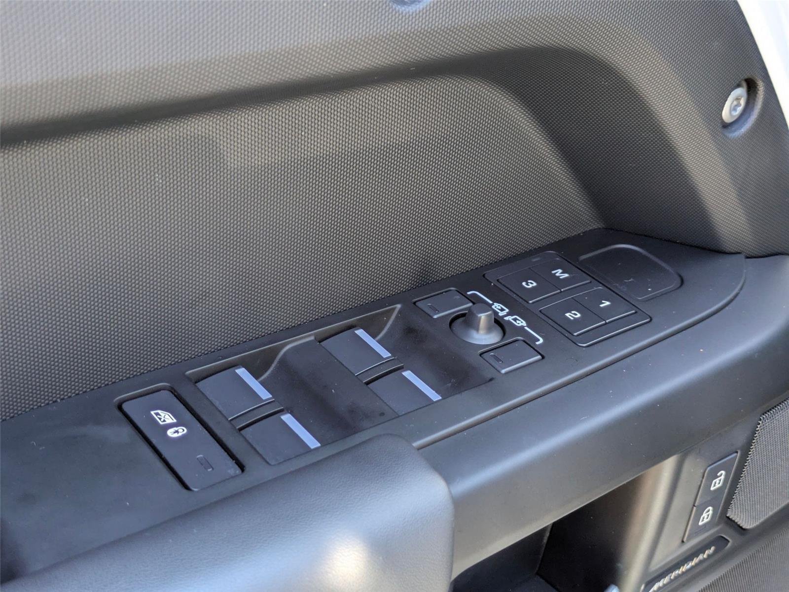 Used 2025 Fuji White Land Rover S image 12