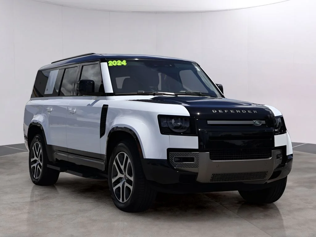 Used 2024 Fuji White Land Rover X-Dynamic SE image 3