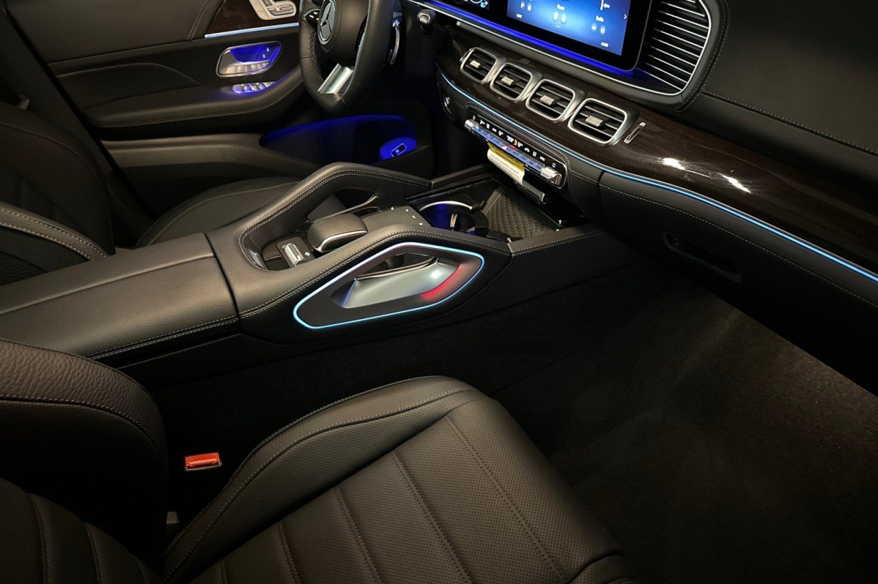 New 2026 MANUFAKTUR Moonlight White Metallic Mercedes-Benz GLS 580 4MATIC® SUV image 16