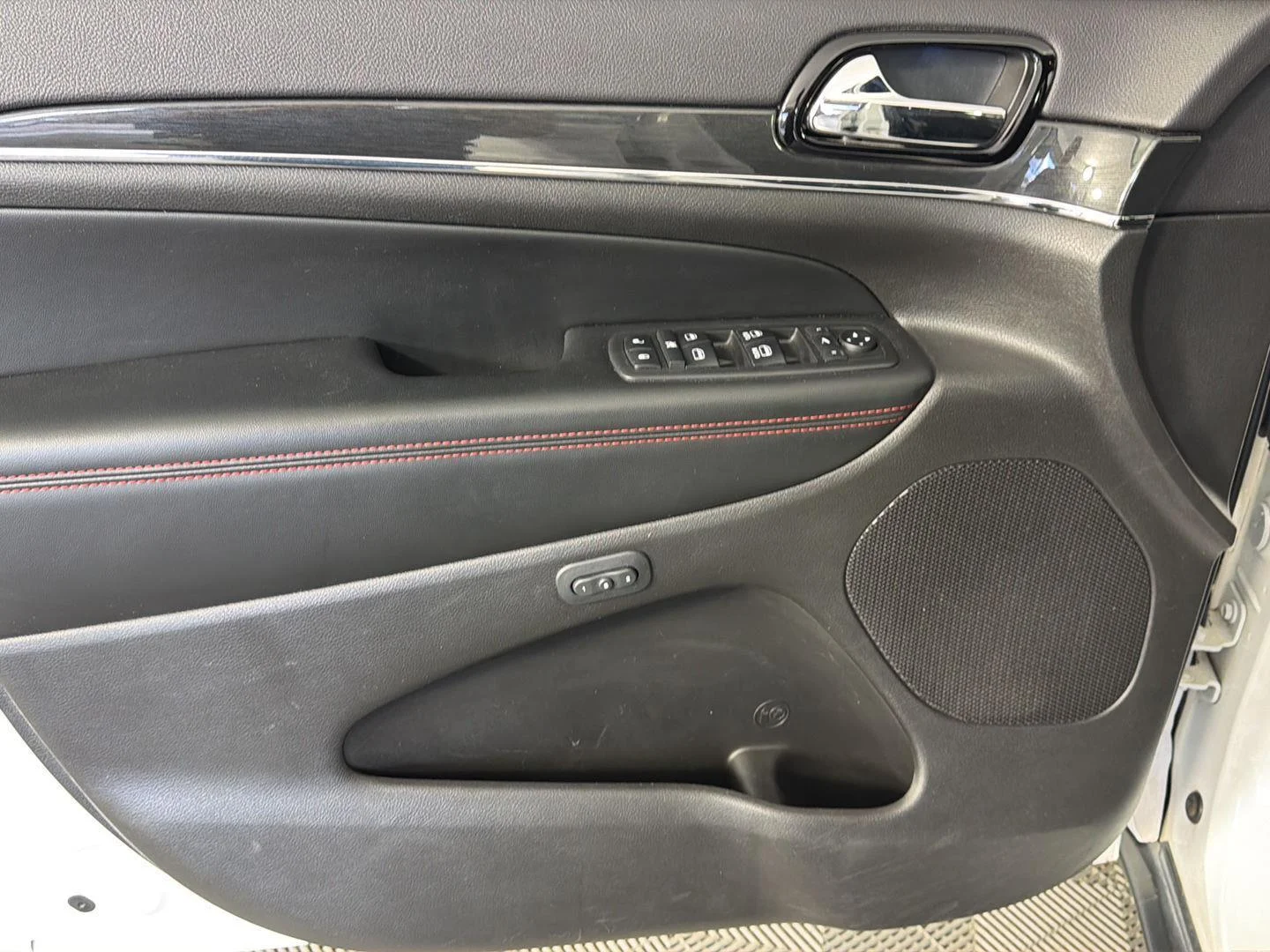 Used 2019 Bright White Clearcoat Jeep Trailhawk image 27
