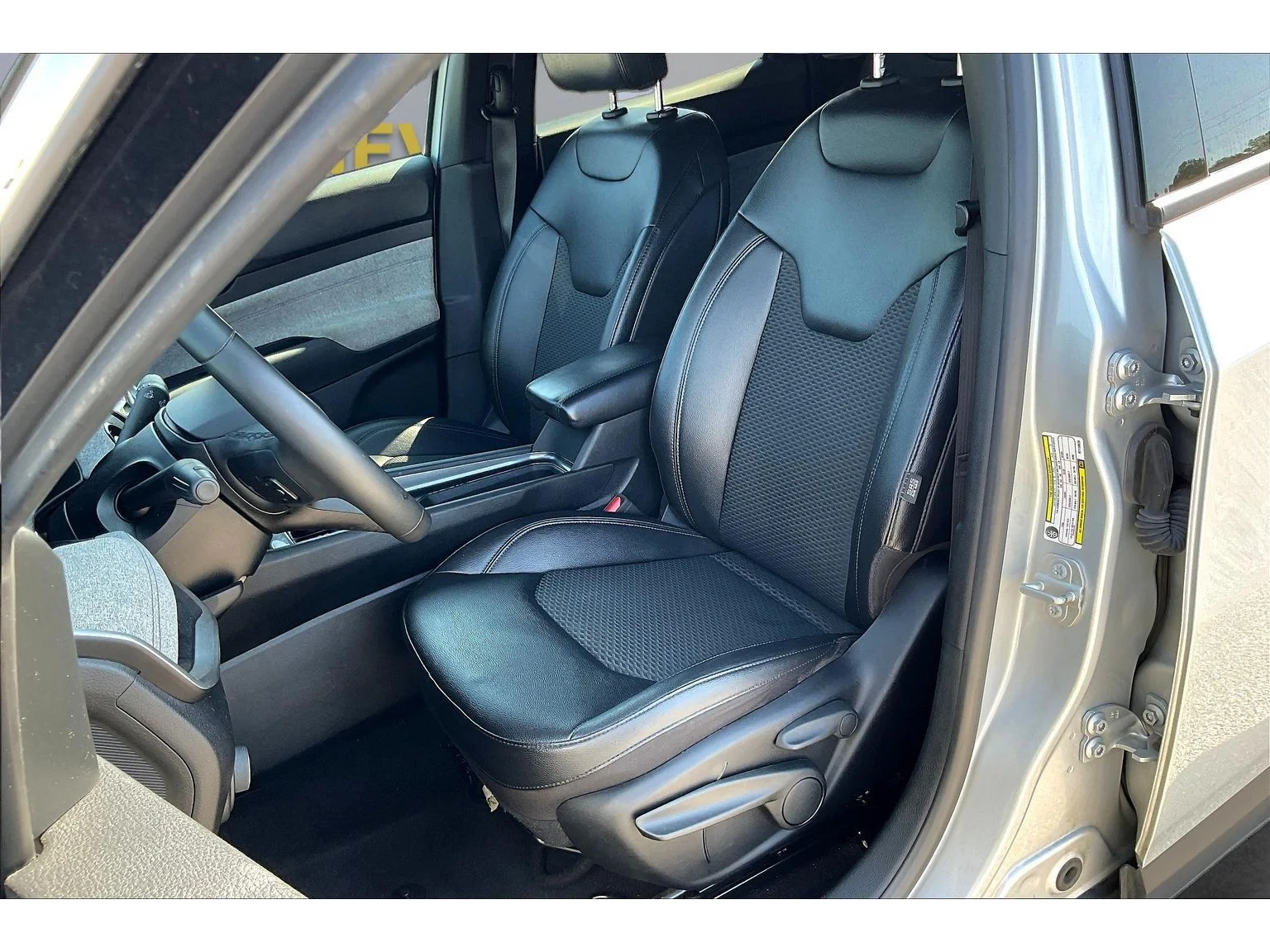 Used 2024 Silver Jeep Latitude image 17