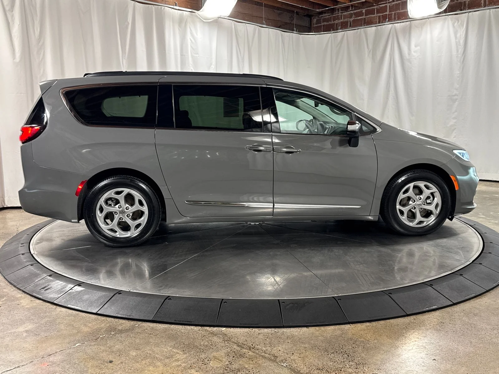 Used 2023 White Chrysler Limited image 9