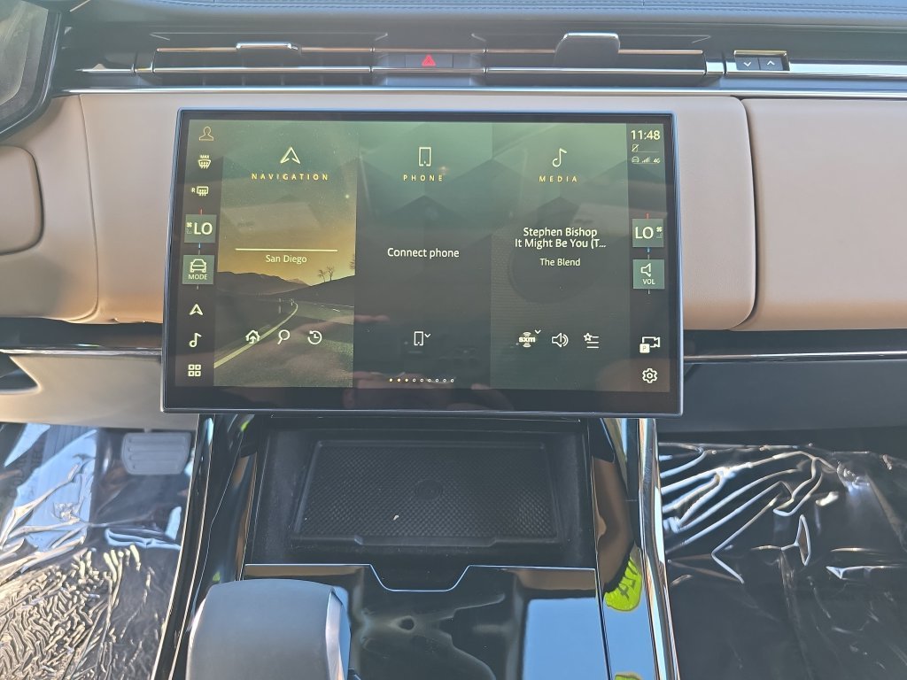 Used 2024 Green Land Rover SE image 21